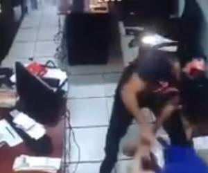 Un asalto a mano armada se registró este lunes en un negocio de venta de celulares en La Ceiba, zona atlántica de Honduras, y el hecho criminal quedó registrado en un video.
