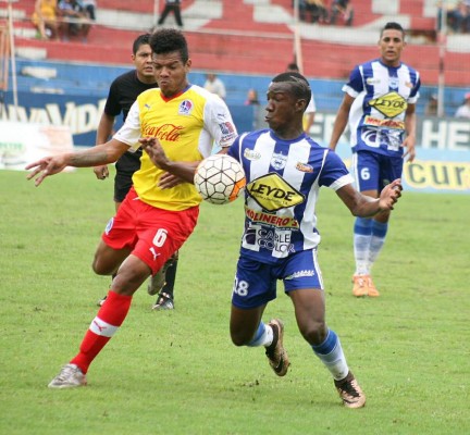 Olimpia propina goleada al Victoria y se afianza en el liderato