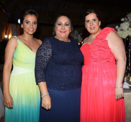 Consagran su amor ante las leyes divinas
