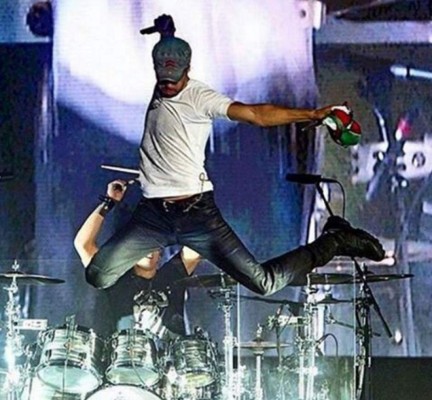 Enrique Iglesias protagoniza bochornoso playback en Cannes