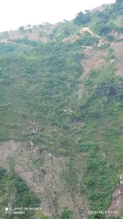 Imágenes divulgadas por la prensa mostraron la zona del accidente enclavada en una montaña y la camioneta al fondo del barranco.