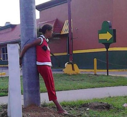 Amarran a un poste a supuesta ladrona