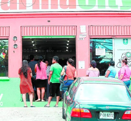 Capitalinos cumplen a medias toque de queda