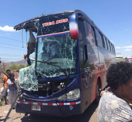 Choque entre furgón y bus deja un muerto y varios extranjeros heridos en zona sur