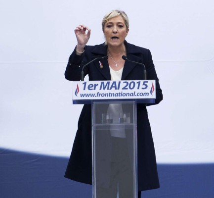 Mujeres con los pechos desnudos perturban discurso de Marine Le Pen