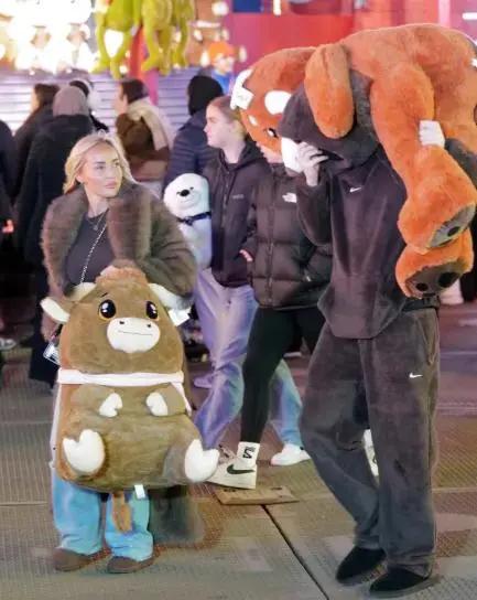 Jugador se tapó el rostró pero siempre fue captado recogiendo bella rubia