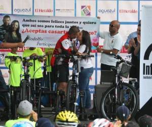 Los novios sellan el compromiso con un beso.