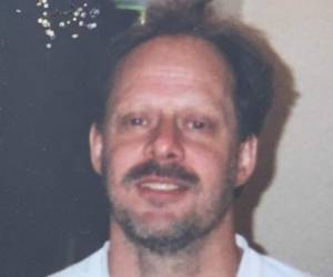 El agresor, de 64 años, tenía 23 armas en el hotel, incluyendo rifles semiautomáticos, y 19 en su casa, además de miles de cartuchos de munición, dijo la policía de Las Vegas. Se suicidó antes de que llegaran las autoridades.