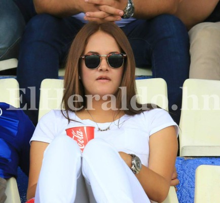 Preciosas mujeres en el clásico Olimpia-Motagua