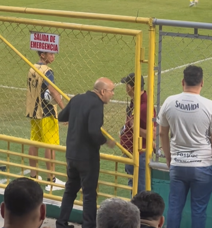 Exdirectivo de Real España fue a encarar a Jeaustin Campos en pleno partido ante LAFC