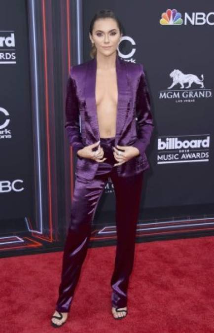 Los extravagantes vestidos de las famosas en la alfombra roja de los premios Billboard 2018