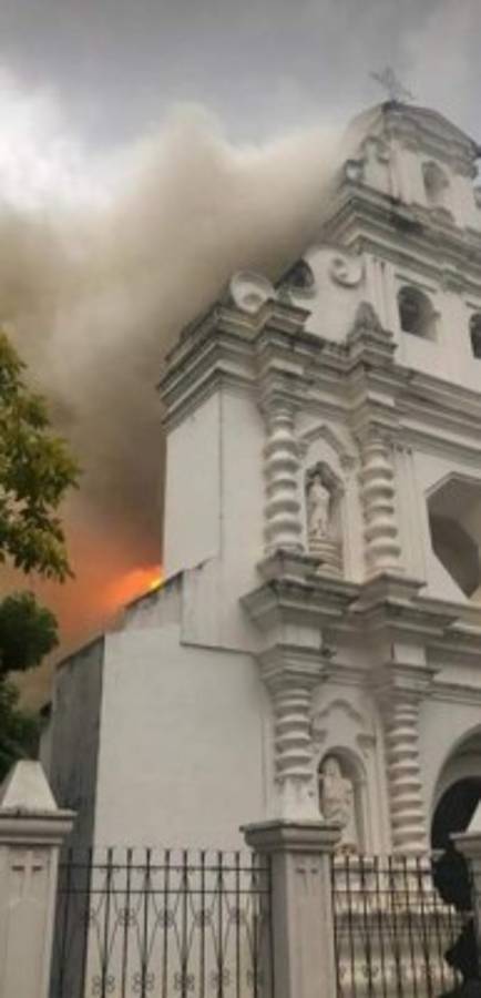 La iglesia católica San Juan Bautista data desde hace 295 años, por lo que el siniestro amenazaba con reducir a cenizas años de historia.
