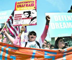 Al conocer la cancelación del programa varios jóvenes salieron a las calles a protestar.