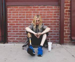 Modelo británica perdió su pierna por usar tampones .