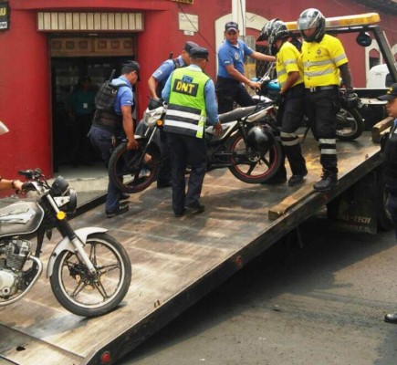 Grúas municipales no perdonan aparcar sobre vías públicas de la capital &nbsp;&nbsp;