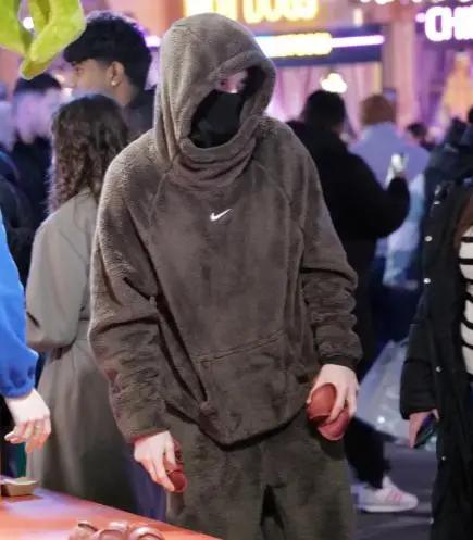 Jugador se tapó el rostró pero siempre fue captado recogiendo bella rubia