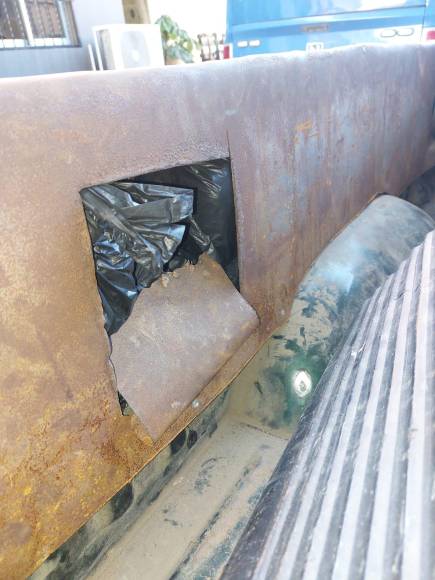 Hombre escondía decenas de paquetes de droga en caleta de vehículo en La Ceiba