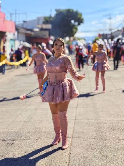 Hermosas palillonas engalanan los desfiles patrios en Choluteca