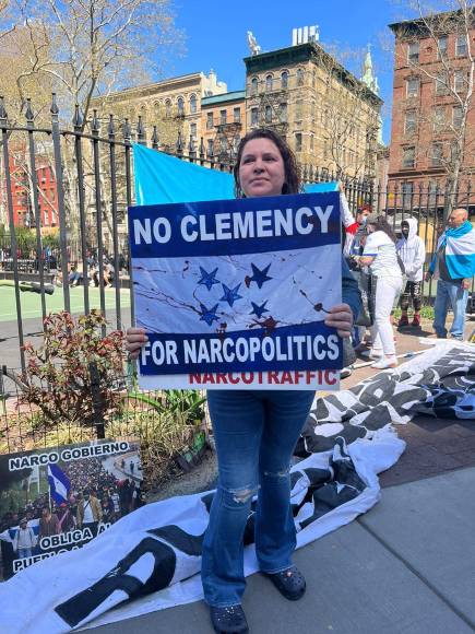 Hondureños protestan afuera de la corte en NY durante audiencia de JOH