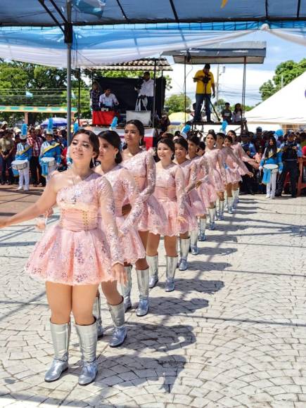 Hermosas palillonas engalanan los desfiles patrios en Choluteca