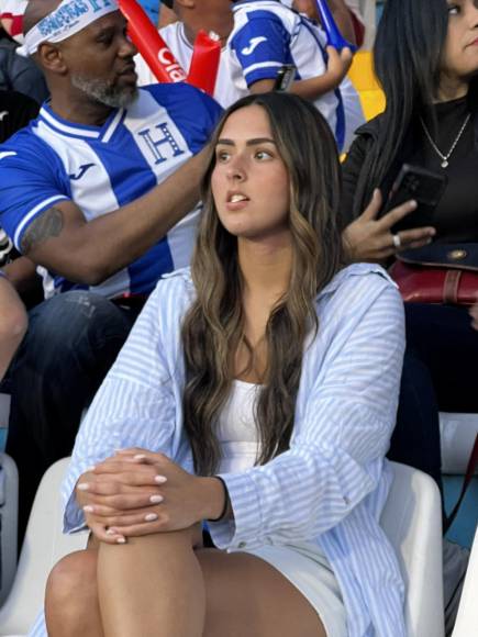 El Nacional se llenó de muchas bellas chicas por el Honduras-Cuba