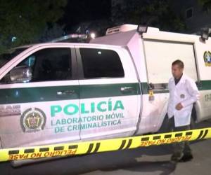Bogotá: en esta captura de imagen tomada de Noticias RCN, un forense trabaja en la escena del crimen donde un ingeniero que trabaja para la compañía francesa de defensa y aeroespacial Thales fue asesinado a tiros en Bogotá el 2 de diciembre de 2019. Un ingeniero que trabaja para la compañía francesa de defensa y aeroespacial Thales fue asesinado a tiros en la capital colombiana, Bogotá, en un asesinato aparentemente selectivo, dijeron funcionarios el martes. Foto: Agencia AFP