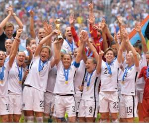 La selección femenina ganó el Mundial de 2015, el certamen más prestigioso del fútbol, mientras que el equipo masculino perdió en octavos de final.