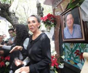 Florinda y un escándalo en la misa homenaje a Chespirito.