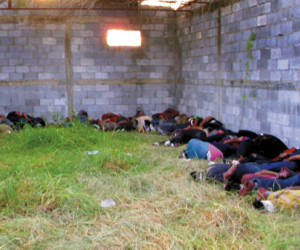 GRAPHIC CONTENT(FILES) The bodies of some of the 72 migrants killed in a ranch in Mexico, lie on the ground at an abandoned warehouse in San Fernando, Tamaulipas state, Mexico, on August 25, 2010. Ecuador's president and Mexican officials confirmed September 1, 2010 that a second person, a Honduran, had survived the massacre of 72 migrants in Mexico last week. AFP PHOTO/STR --- BEST QUALITY AVAILABLE