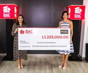 Valeria Ríos, vicepresidente de Mercadeo y Comunicación de BAC Credomatic Honduras, entregó el patrocinio a Fabiola Ráquel, directora ejecutiva de la Fundación HonduFuturo.