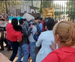 La imagen de un policía siendo derribado durante el zafarrancho que se registró en los portones de acceso al Instituto Nacional de Formación Profesional (Infop) ejemplificó este jueves -18 de mayo- la crisis y falta de diálogo que impera en la institución de educación técnica. En el lugar se utilizó tanquetas para esparcir a los manifestantes y una persona termino requerida.