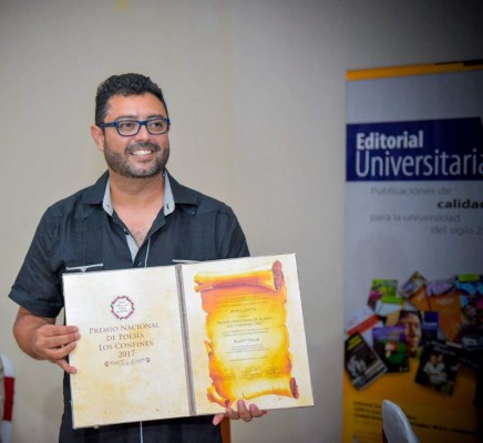 Fabricio Estrada triunfa con su poemario