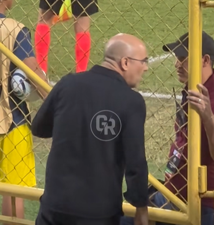 Exdirectivo de Real España fue a encarar a Jeaustin Campos en pleno partido ante LAFC