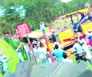 22 de noviembre un tractor es impulsado contra los universitarios que se niegan a entregar las instalaciones (Foto: El Heraldo Honduras/ Noticias de Honduras)