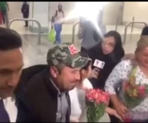 La chica fue recibida por los medios de comunicación al llegar a la ciudad de México.