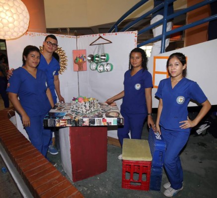 Creativa feria de artículos reciclados exponen universitarios del Alma Máter