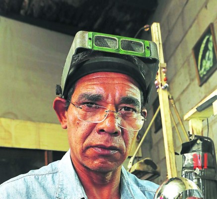 Don Óscar, el artista que hace joyas con radiografías