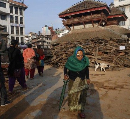 Víctimas de sismo cruzan montañas para lograr ayuda