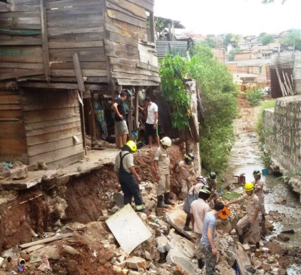 Al menos tres casas en riesgo por deslizamiento en capital de Honduras