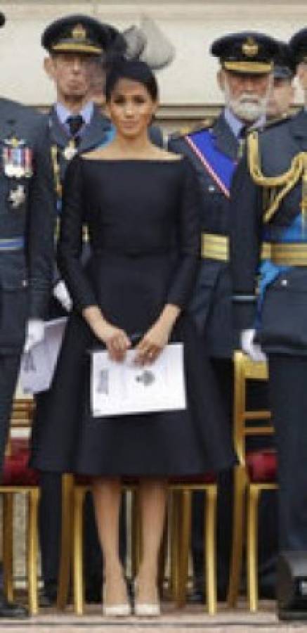 Meghan Markle, esposa del príncipe Harry, revive su antiguo estilo con elegante traje negro