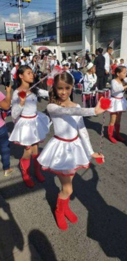 Escolares dan un colorido y fervoroso saludo a la Patria