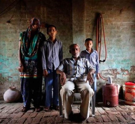Anita Berwal (izq) con su esposo Sadhuram Berwal (sentado) y sus hijos fotografiados en su casa de Sorkhi, en el sur de la India, el 13 de agaosto del 2015.