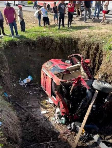 Difícil rescate de familia que se accidentó en Santa Cruz de Yojoa