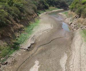 Así se encuentra la represa Los Laureles con un nivel bajo de agua de apenas 35%. La Unidad Municipal de Agua Potable y Saneamiento (UMAPS) recomendó a los capitalinos racionar el vital líquido ante la disminución del almacenamiento y la temporada seca en el Distrito Central según informe oficial