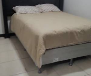 La habitación del INAMI está divida en tres partes: un espacio para la cama matrimonial, televisión, centro de entretenimiento y espejo, otra parte de mini bar y lavatrastos y, por el último, el baño.