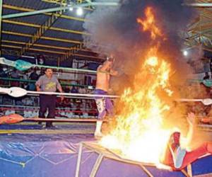 El hombre cayó en la fogata mientras intentaba realizar una acrobacia en el ring.