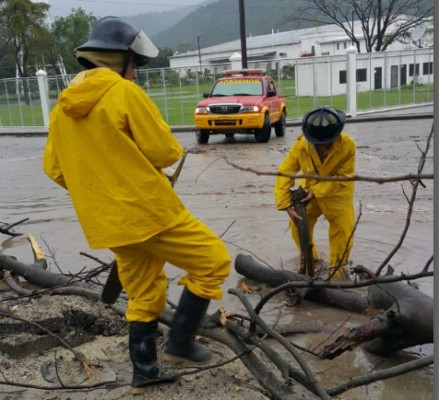 Por fuertes lluvias e inundaciones desalojan a varias familias en norte de Honduras