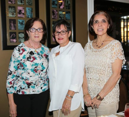 Alegre reunión prenupcial en honor de Dulce Chacón