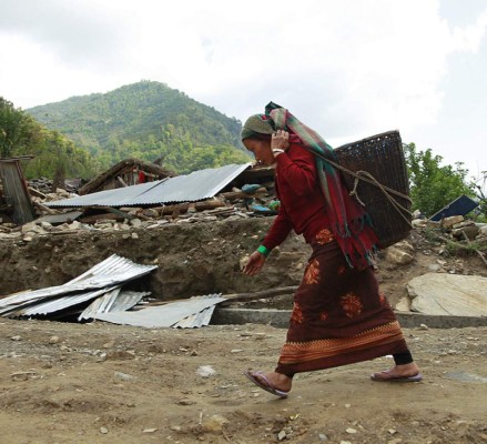 Víctimas de sismo cruzan montañas para lograr ayuda