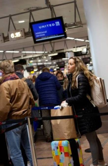 Suspensión de vuelos y aeropuertos llenos de viajeros ante alarma por coronavirus (FOTOS)